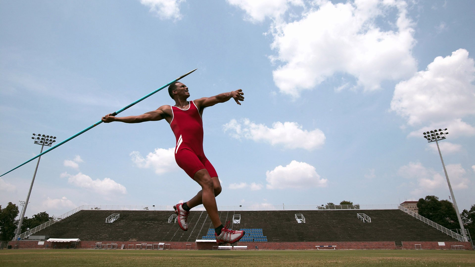 “腰旗橄榄球:东部新区赛场充满热血与战术”